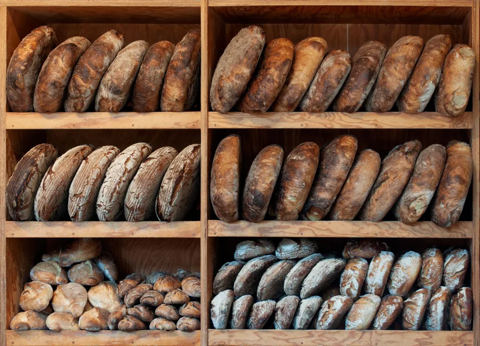 Khay bánh mì mới ra lò